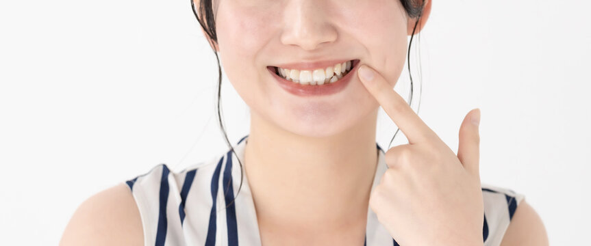 歯を見る女性　