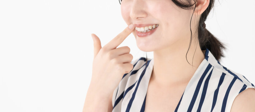 歯を見る女性　