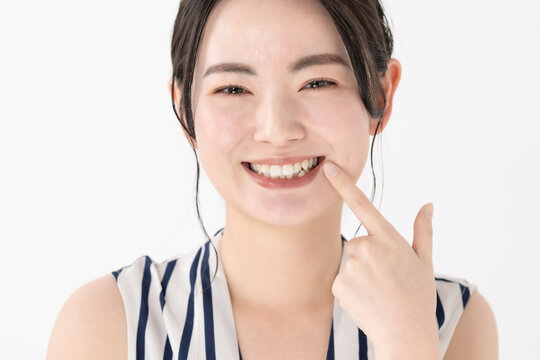 歯を見る女性　