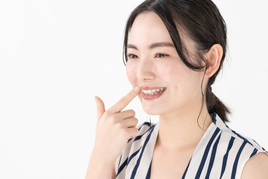 歯を見る女性　