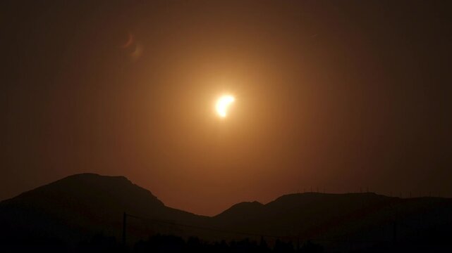 Stunning time-lapse of the total solar eclipse in Tarragona (12.08.2026), Spain, showing the moon completely covering the sun.