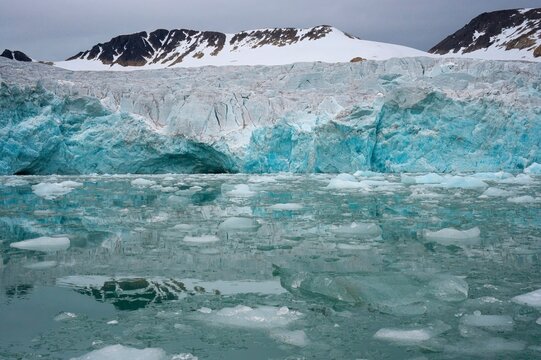 Smithbreen glacier, Icebergs drifting in Hamilton Bay, Raudfjorden, Spitsbergen, Svalbard archipelago, Norway