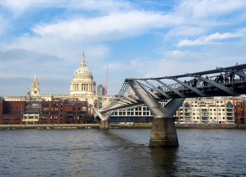 Millenium Bridge footbridge across the River Thames, behind St. Paul's Cathedral, London, England, Great Britain