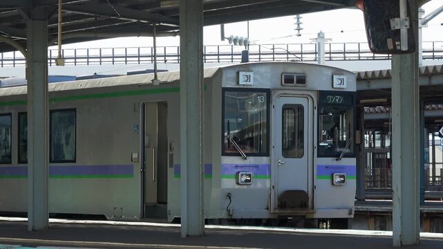 Front view of KiHa 40 diesel car at platform, Hakodate, Japan, 2026.09.10.