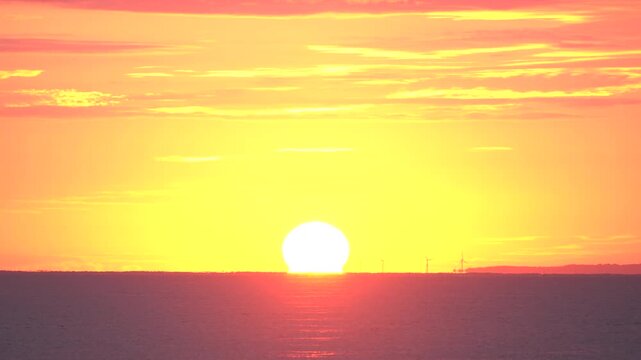 9月鳥取県の日本海から昇る日の出_10bit_4:2:2_