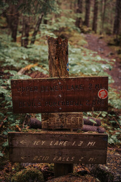 Wooden hiking trail marker pointing toward Upper Dewey Lake and Devils Punchbowl in the Dewey Lakes Trail System