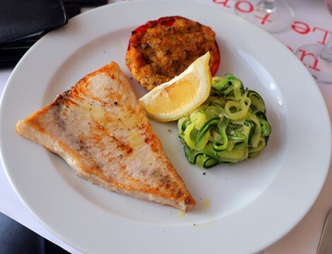 Belle assiette de poisson et sa tomate proven&ccedil;ale
