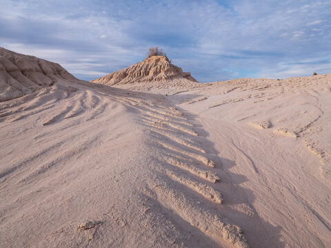 Late afternoon at the Walls of China, Lake Mungo