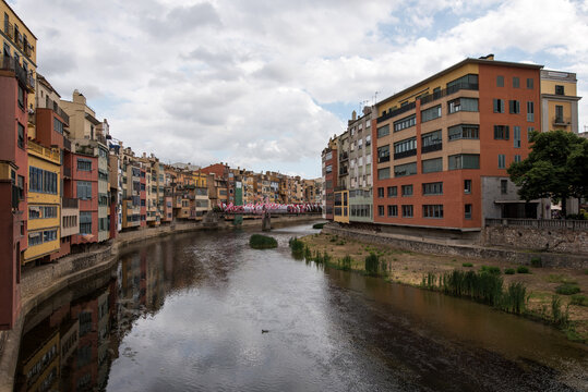 Bunte Fassaden der City Skyline der altert&uuml;mlichen Hauptstadt Girona von Katalonien in Spanien