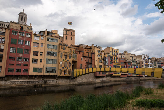 Bunte Fassaden der City Skyline der altert&uuml;mlichen Hauptstadt Girona von Katalonien in Spanien