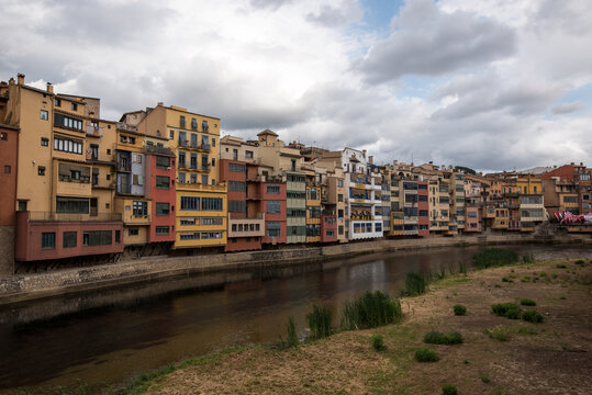 Bunte Fassaden der City Skyline der altert&uuml;mlichen Hauptstadt Girona von Katalonien in Spanien