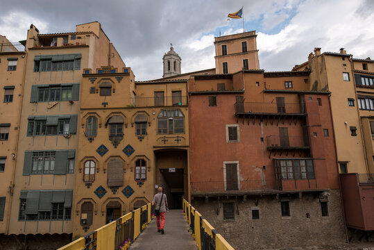 Bunte Fassaden der City Skyline der altert&uuml;mlichen Hauptstadt Girona von Katalonien in Spanien