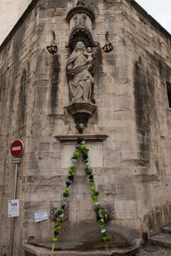 Stein Fresken und Statuen im Stadtbild von Girona Katalonien Spanien