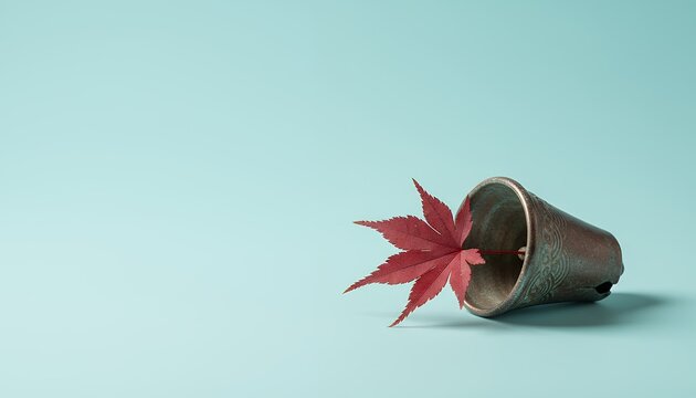 古い鐘から伸びる赤い紅葉