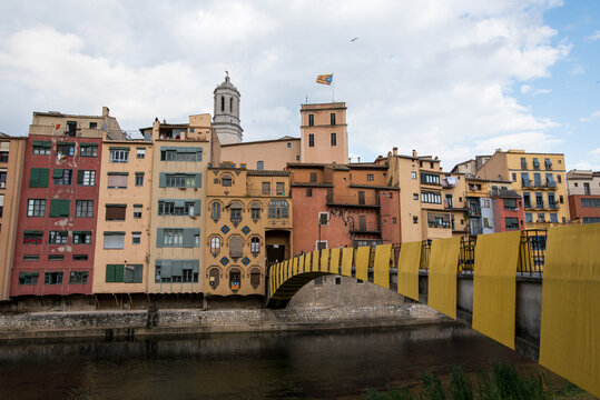Bunte Fassaden der City Skyline der altert&uuml;mlichen Hauptstadt Girona von Katalonien in Spanien