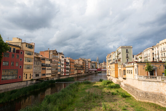 Bunte Fassaden der City Skyline der altert&uuml;mlichen Hauptstadt Girona von Katalonien in Spanien