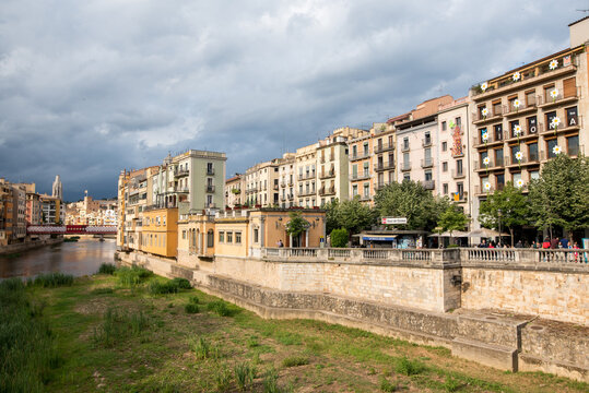 Bunte Fassaden der City Skyline der altert&uuml;mlichen Hauptstadt Girona von Katalonien in Spanien