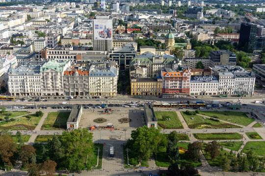 VARSAVIA, POLONIA - LUGLIO 2026: Veduta panoramica dall'alto del centro di Varsavia con edifici storici, strade, traffico e parchi verdi.