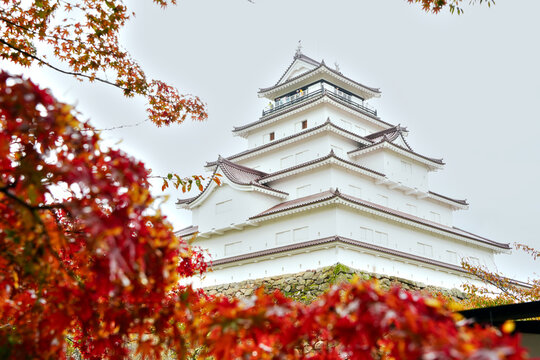 紅葉と鶴ヶ城の天守 右上に余白のある会津若松の秋景色