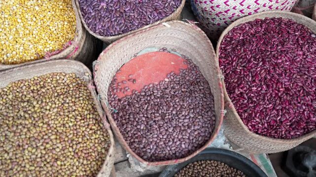 市場に並ぶ色とりどりの豆と穀物、かごに山盛りの乾物（Colorful Beans and Grains in Baskets at Local Market）