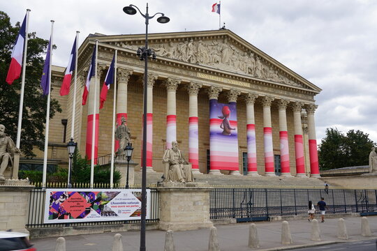 Assembl&eacute;e Nationale Palais Bourbon du c&ocirc;t&eacute; Seine en face du pont de la Concorde pavois&eacute;e aux couleurs bleu blanc rouge dans la perspective des JEP 2026 journ&eacute;es europ&eacute;ennes du Patrimoine et l'ouvertur