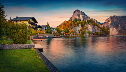 Naklejka premium Calm evening scene of Johannesbergkapelle church on the edge of cliff. Stunning autumn sunset on Traunsee lake. Colorful landscape of Austrian Alps with Traunstein peak on background, Austria, Europe.