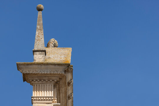 Dettaglio superiore della chiesa del Ges&ugrave; - barocco - Salento - Lecce