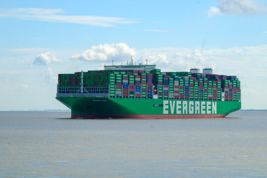 CUXHAVEN, DEUTSCHLAND &ndash; 02.09.2026: Das in PANAMA registrierte Containerschiff EVER ACE der Reederei EVERGREEN auf der Elbe in H&ouml;he CUXHAVEN