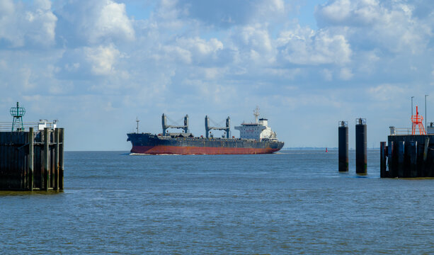 CUXHAVEN, DEUTSCHLAND &ndash; 02.09.2026: Der in MALTA registrierte Bulk Carrier V TRE  auf der Elbe in H&ouml;he CUXHAVEN