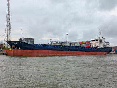 CUXHAVEN, DEUTSCHLAND &ndash; 04.09.2026: Der in ANTIGUA UND BARBUDA registrierte Frachter NELLI festgemacht im Hafen von  CUXHAVEN
