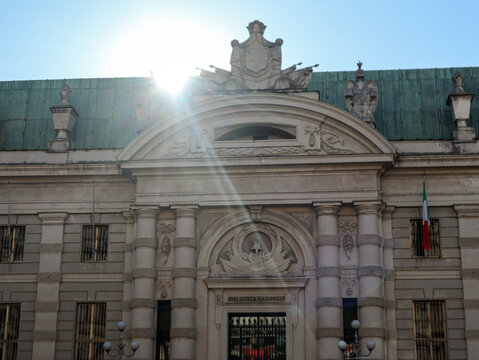 Dettaglio del monumentale portale d'ingresso storico della Biblioteca Nazionale Universitaria di Torino in Piazza Carlo Alberto con decorazioni barocche in pietra e tetto in rame, Piemonte, Italia
