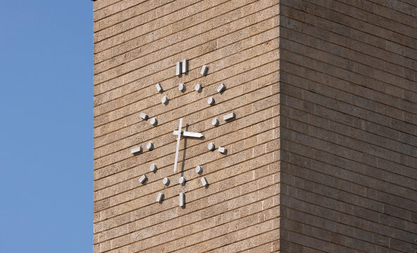 Orologio sul muro in pietra con cielo