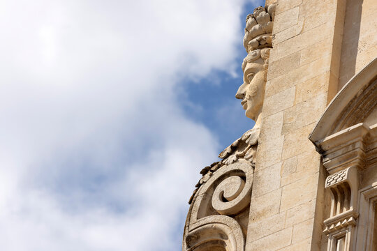Dettaglio in prospettivo del volto di una statua - Chiesa del Ges&ugrave; - Lecce - Salento