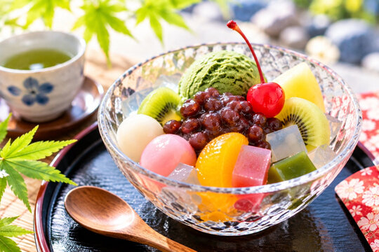 抹茶アイスとフルーツを盛り付けた日本のあんみつ