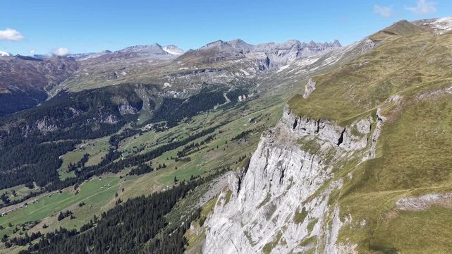 Flug &uuml;ber den Flimserstein in Flims/Laax in Graub&uuml;nden in der Schweiz
