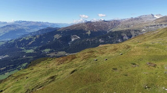 Flug &uuml;ber den Flimserstein in Flims/Laax in Graub&uuml;nden in der Schweiz