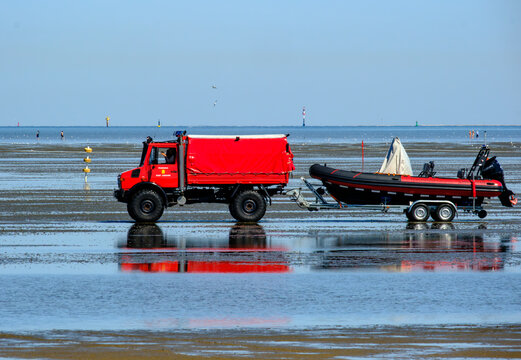 CUXHAVEN,Deutschland &ndash; 09.08.2026: Trab- und Galopprennen auf dem Meeresboden beim traditionellen Duhner Wattrennen.UNIMOG der Feuerwehr Cuxhaven mit Boot.