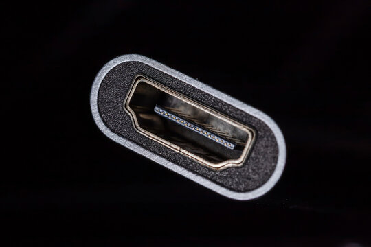 검은 배경의 HDMI 연결 단자 접사