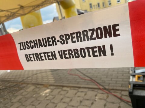 Absperrband mit Aufschrift &bdquo;Zuschauer-Sperrzone &ndash; Betreten verboten&ldquo;. Sicherheitsbereich bei Veranstaltung, Event oder Aufbau, Zugangskontrolle, Gefahr, Absperrung und Veranstaltungssicherheit.