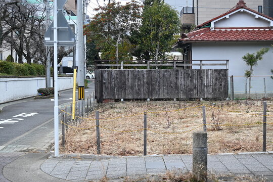 日本の住宅地にある空き地と古い木の塀