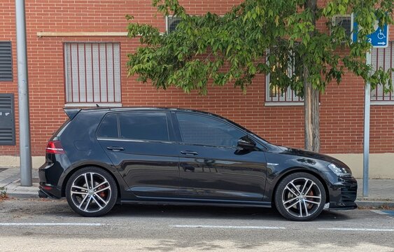 Vista lateral de un autom&oacute;vil compacto deportivo di&eacute;sel Volkswagen Golf VII GTD aparcado en una calle de Madrid, Espa&ntilde;a, 22 de junio de 2026