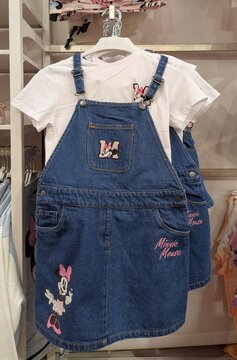 Camiseta y vestido tipo pichi de tela vaquera con el estampado de Minnie Mouse de Disney, en expositor de tienda Kiabi, Madrid, Espa&ntilde;a, 24 de junio de 2026
