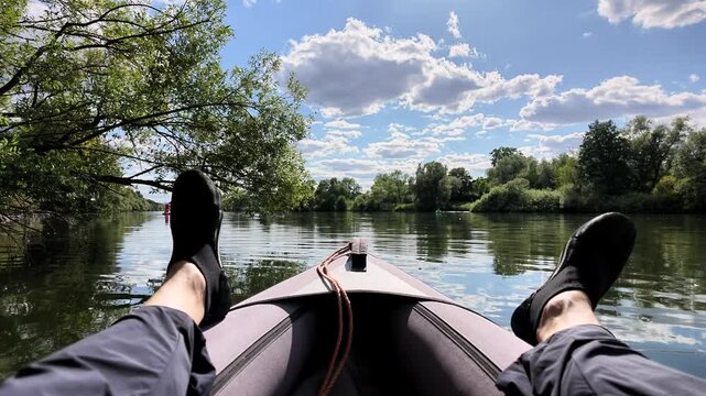 Gem&uuml;tliche Bootsfahrt am Ufer vom Flu&szlig; Main mit Auwald bei schnem Wetter, Naturerlebnis, Entspannung, Kajak