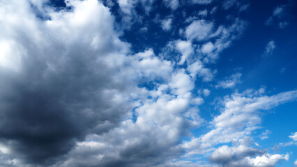 Obraz premium Blauer Himmel mit Wolken