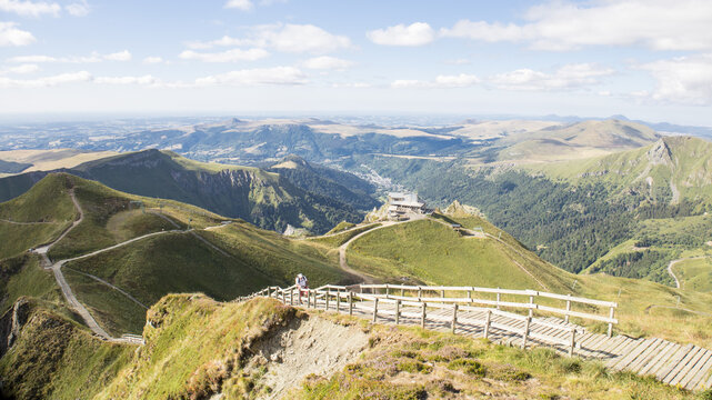 randonneur sur les escaliers du sommet du Puy de Sancy dans les Mont dore dans le Puy de D&ocirc;me en Auvergne, sommet volcanique de la Cha&icirc;ne des Puys en France	
