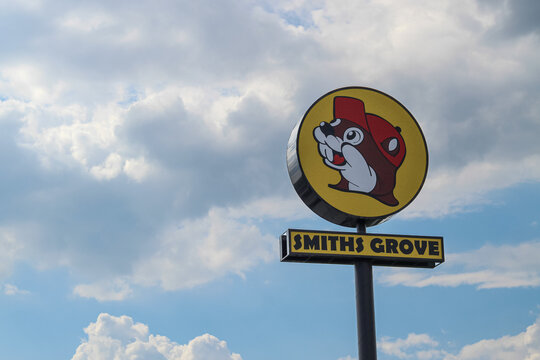 SMITHS GROVE, KY, USA - Aug 30, 2026: The iconic yellow beaver logo highway sign for the Buc-ee's travel center stands against a cloudy blue sky along Interstate 65.