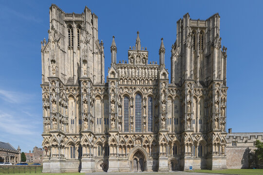 Detaillierte Au&szlig;enansicht der historischen Kathedrale von Wells in Somerset mit ihren unz&auml;hligen mittelalterlichen Skulpturen an der Westfassade.