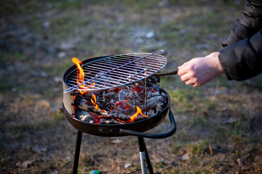 Hot, slightly mystical and mysterious corners of the barbecue on the street attract attention, in some places tongues of fire break out.