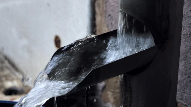 Auffangen von Regenwasser bei Gewitterregen von Regenrinne, Zeitlupe, Regenwasser, Trinkwasser, Wetter