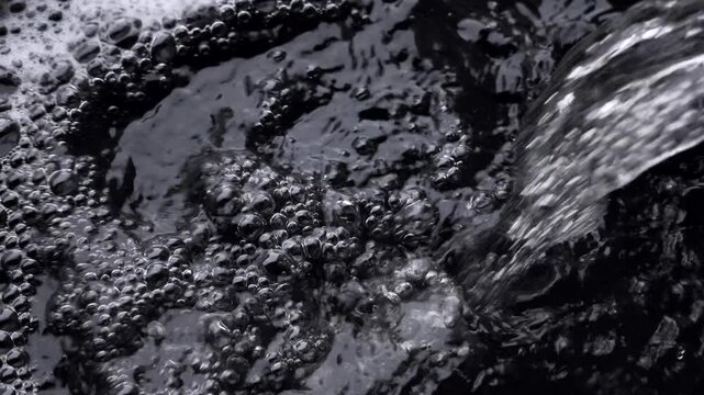 Auffangen von Regenwasser bei Gewitterregen in Wasserfass von Regenrinne, Zeitlupe, Regenwasser, Trinkwasser, Wetter